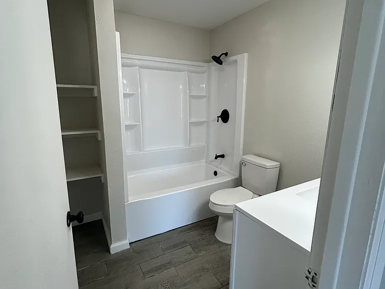 1202 W 20th St — Photo 3