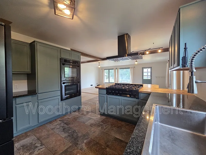 4 bed, 2.0 bath, 2352 sqft, $3,800 — Photo 3