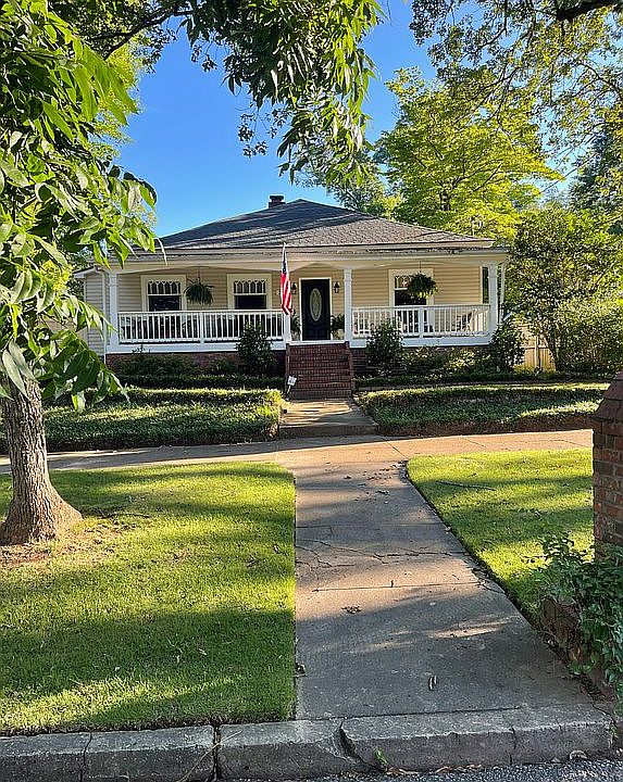 1st image of 219 E 11th St SE