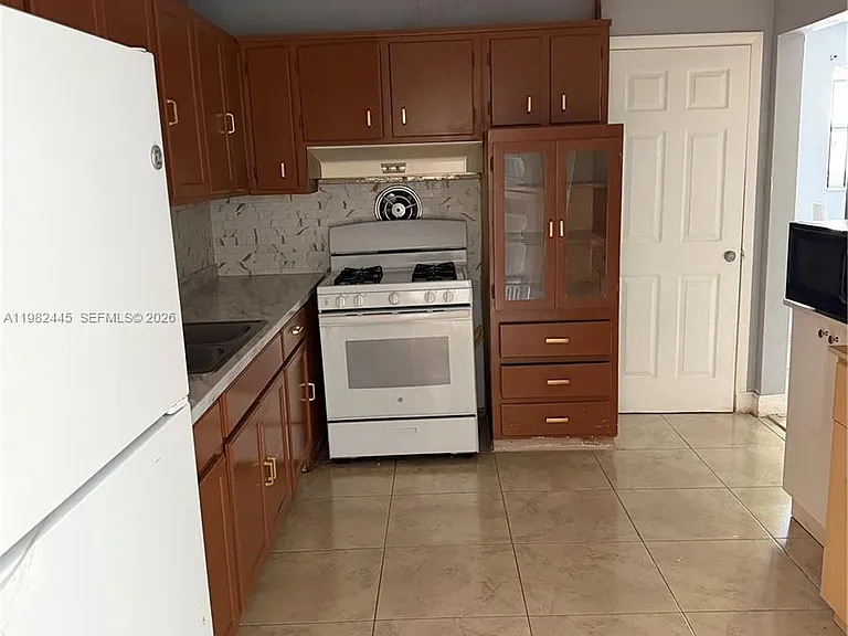 18811 NW 24th Ave — Photo 6