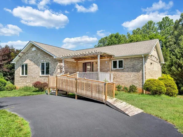 114 Saint Gregory Pl, Wirtz, VA 24184