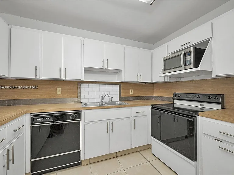 5050 NW 7th St #202 — Photo 10