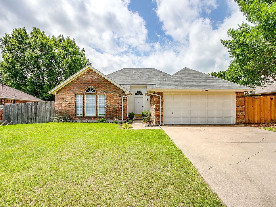 1st image of 1204 Dogwood Dr