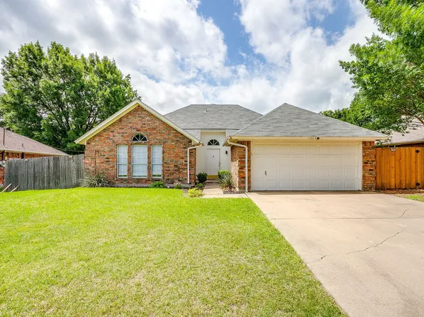 1204 Dogwood Dr, Benbrook, TX 76126