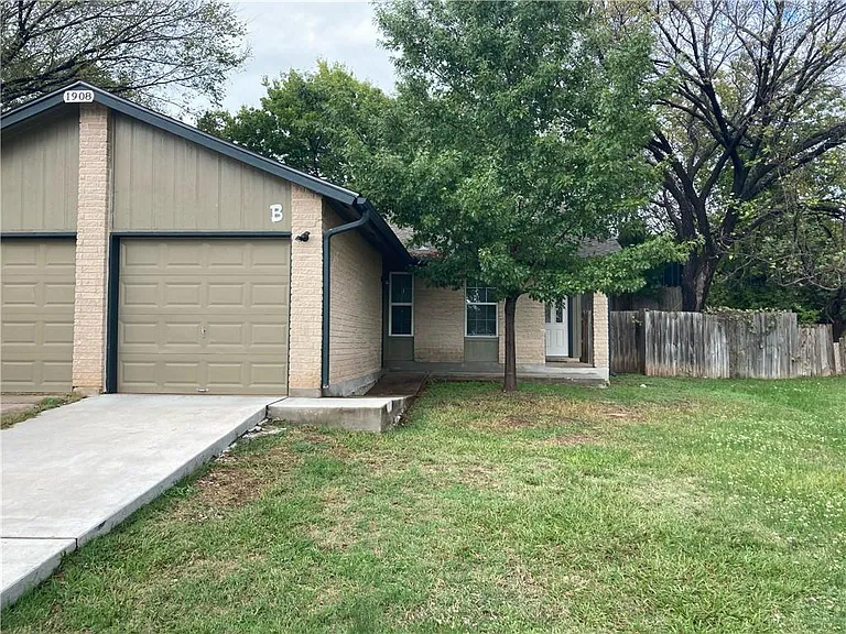 1908B Townesouth Cir — Photo 1