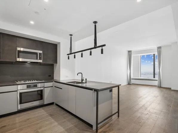 11 Hoyt Street image 1 of 12