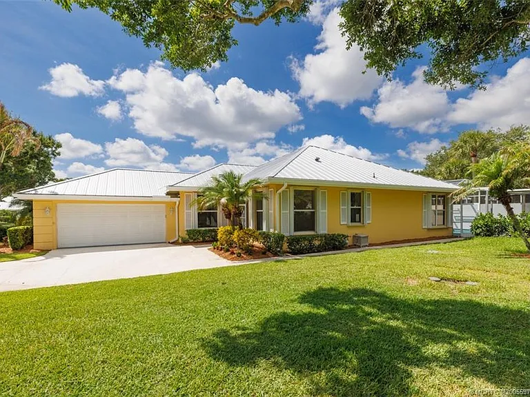2198 SW Mayflower Dr — Photo 2