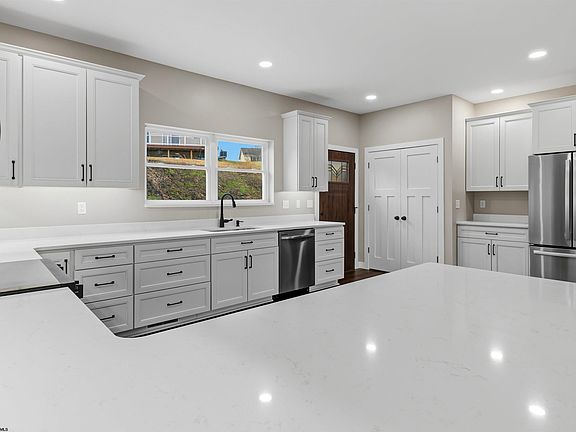 5th image of 504 Watson Dr