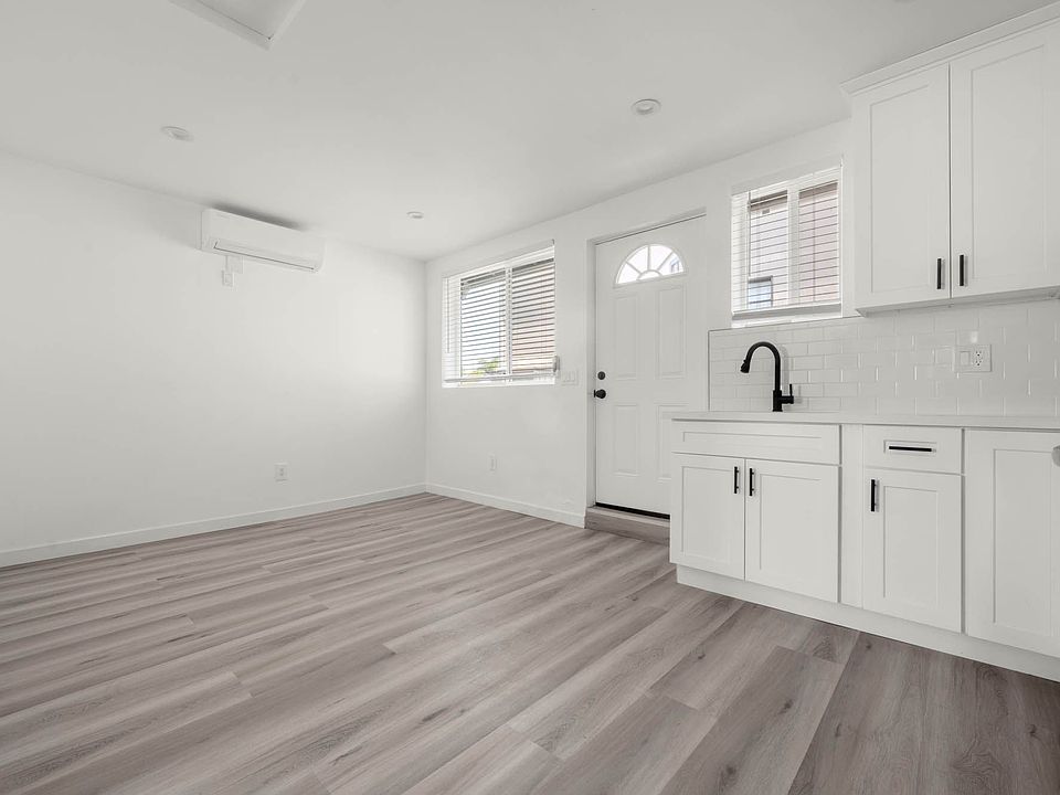 Kitchen - Entrance with A/C