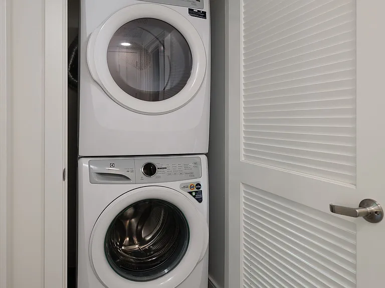 Spacious 2 Bed Townhouses! * Best Koreatown Location * Washer & Dryer * Bidet — Photo 13