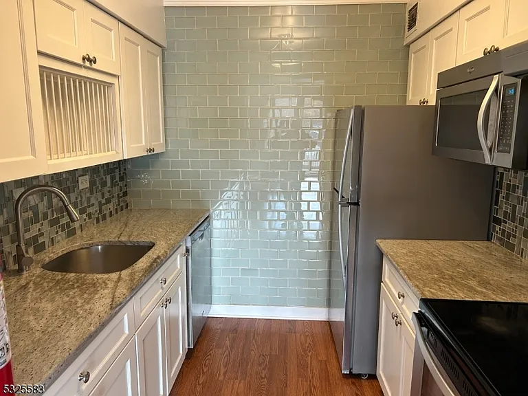 300 Main St #405 — Photo 3