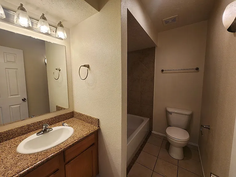 212 San Clemente Ave NW — Photo 32