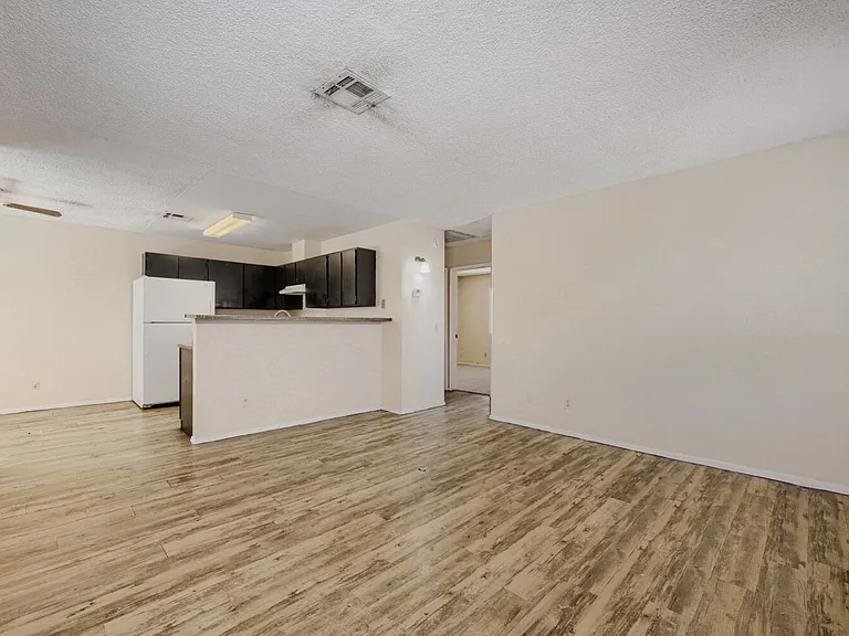 2745 Jennydiane Dr #D — Photo 5