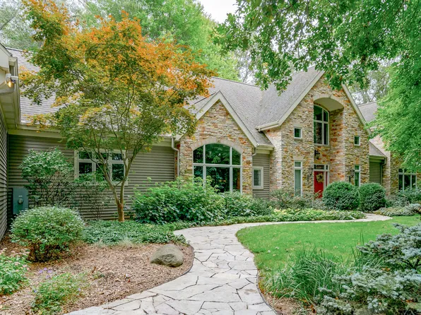915 E Eagle Lake Dr, Kalamazoo, MI 49009