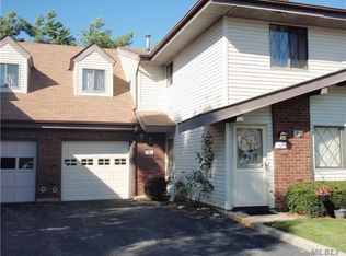 81 Cambridge Dr W, Copiague, NY 11726
