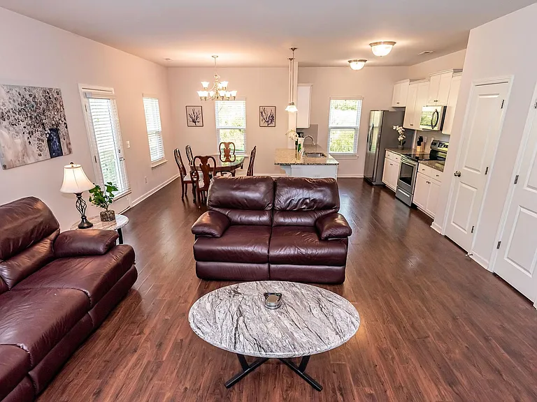 430 Carolyn Ln — Photo 1