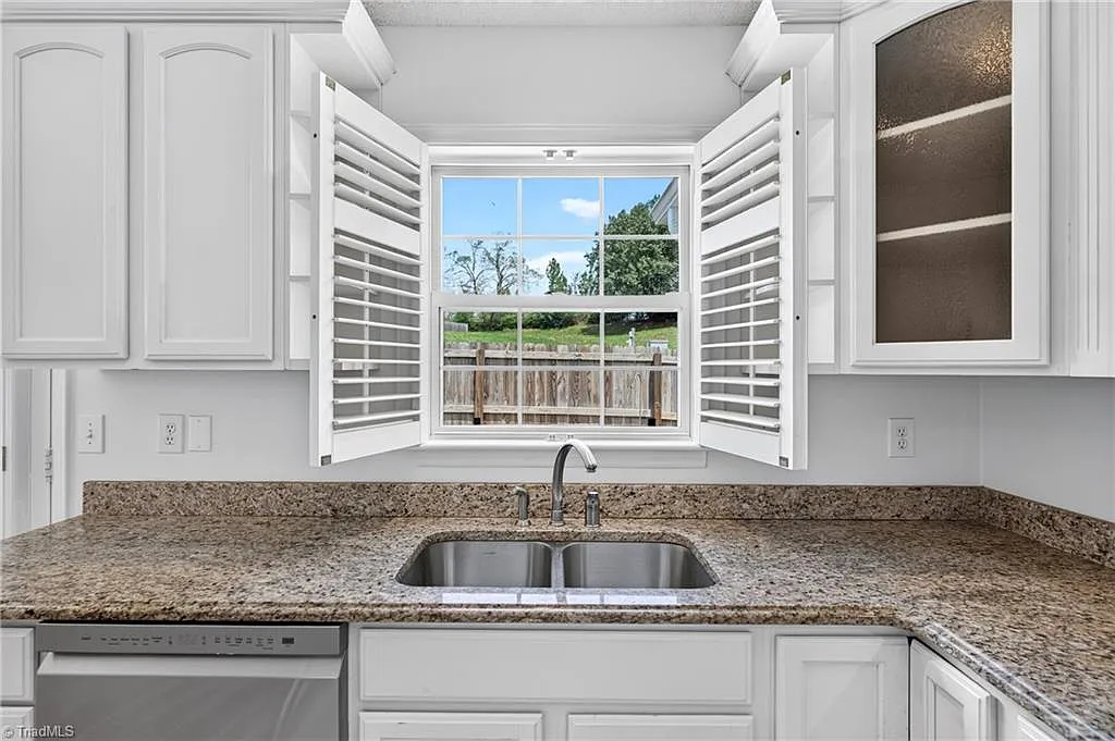 2 bed, 1322 sqft, $1,950 — Photo 4
