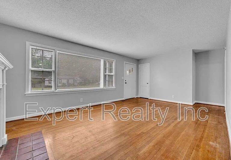 920 Parkway Dr — Photo 4