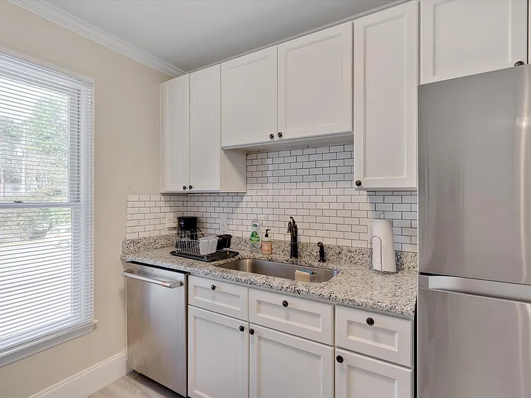 2225 Summit St #4 — Photo 9