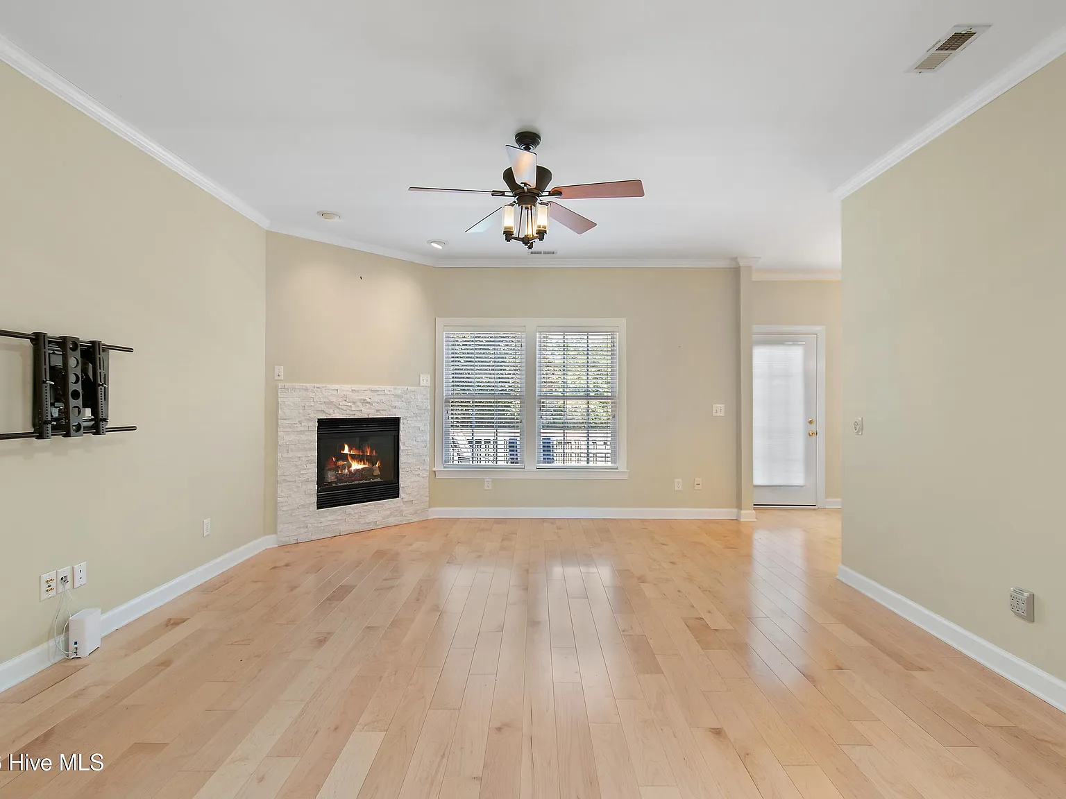 3 bed, 2.0 bath, $2,900 — Photo 4