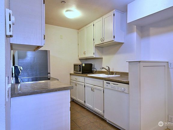 Kitchen with dishwasher, stove/range, refrigerator, ample cupboard and counter space.>
