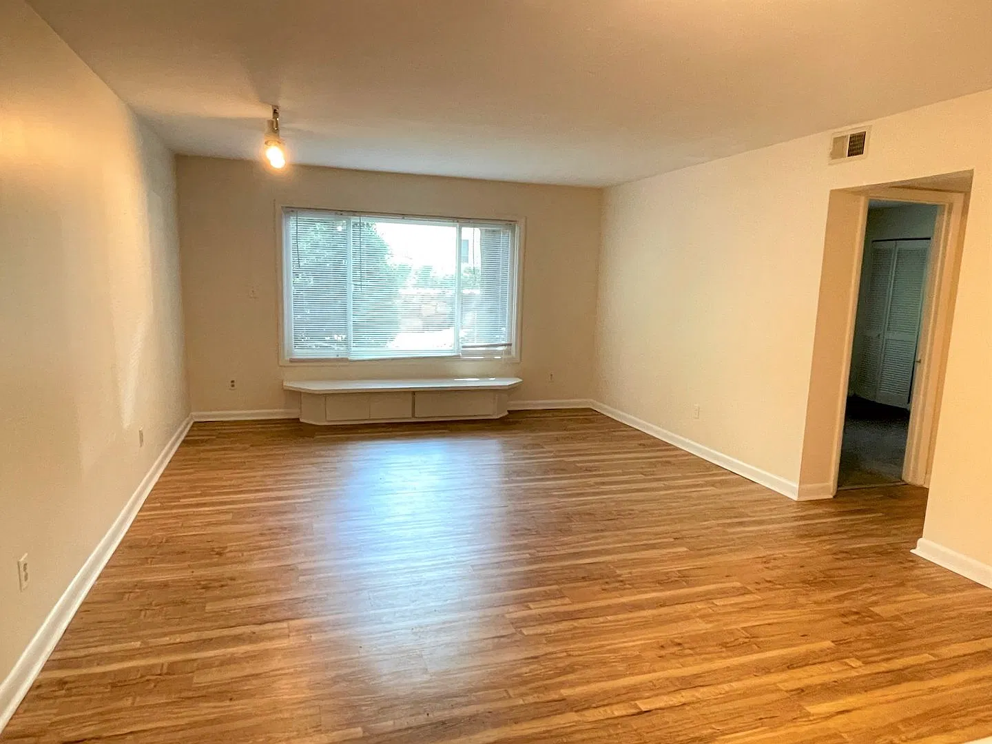 Awesome location walking distance to UNC, 2br w/ updates in Chancellor Square! — Photo 1