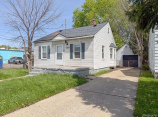 18533 Kenosha St, Harper Woods, MI 48225