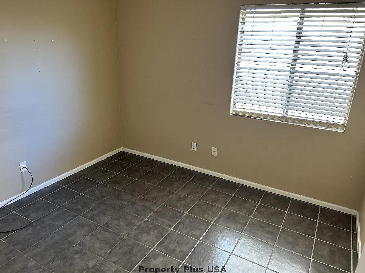 3 bed, 2.0 bath, 1276 sqft, $1,600 — Photo 2