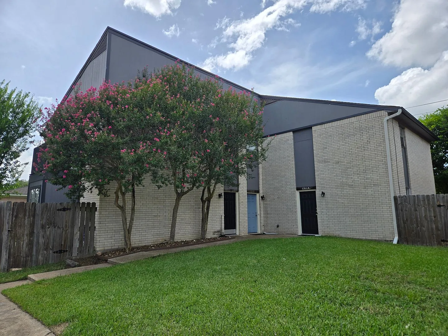Updated 2 Bedroom 1 Bath Two-Story Condo Unit! — Photo 1