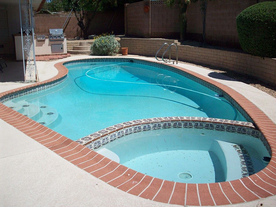 Pool & Jacuzzi--heated separately