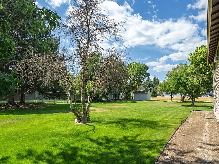 12210-12218 E Lenora Dr — Photo 22