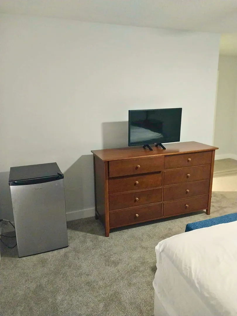 6 bed, 2780 sqft, $900 — Photo 3