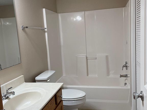 4th image of 28 Meadow Wood Ct