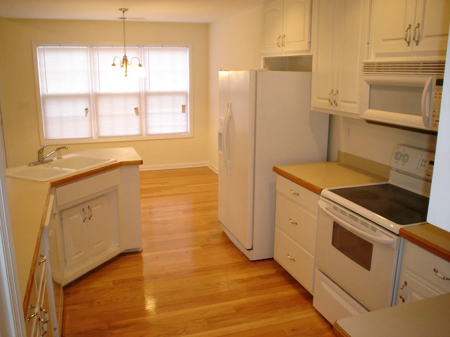 5 bed, 2375 sqft, $2,395 — Photo 2