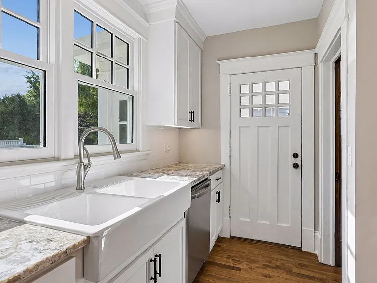 3329 Dupont Ave S — Photo 20