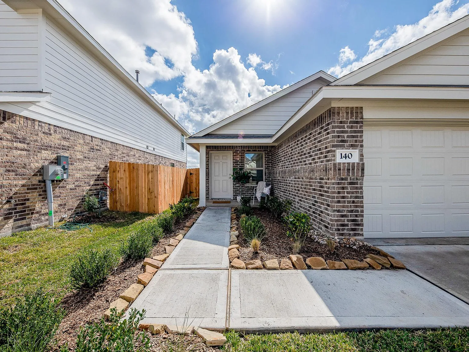 4 bed, 2.0 bath, 1683 sqft, $2,100 — Photo 2