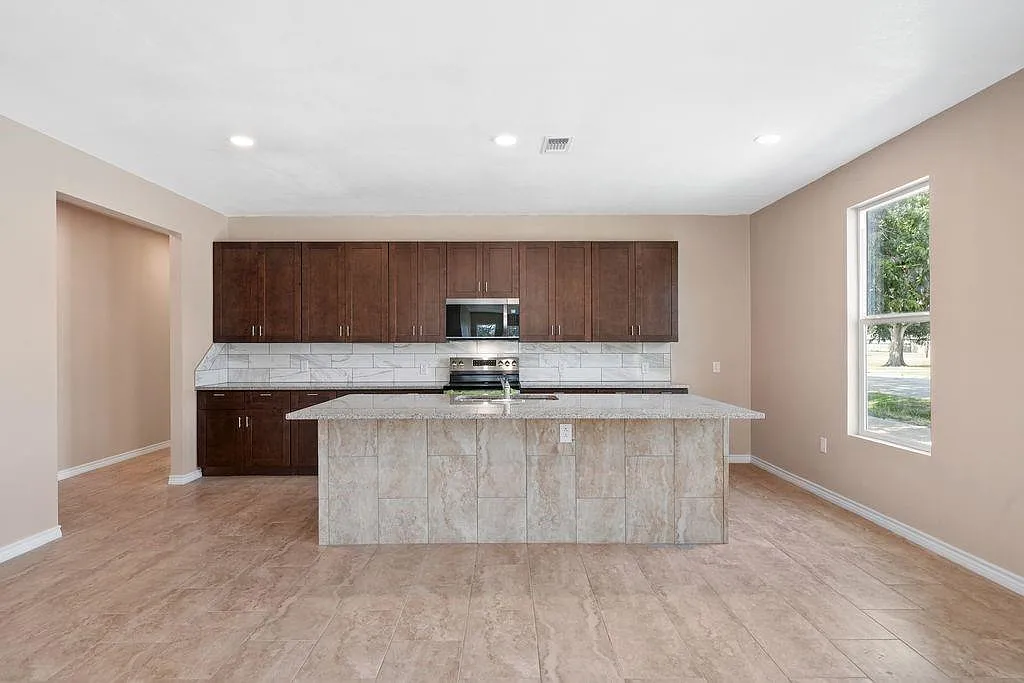 3 bed, 2.0 bath, $2,800 — Photo 3