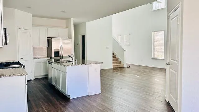 4 bed, 2466 sqft, $2,990 — Photo 2