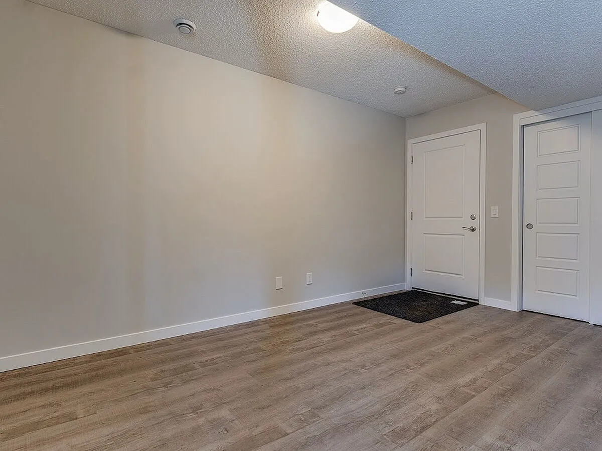 SF161 - 2 Bedroom Double Master 2.5 Bathroom Townhouse in 301 Redstone NE — Photo 3