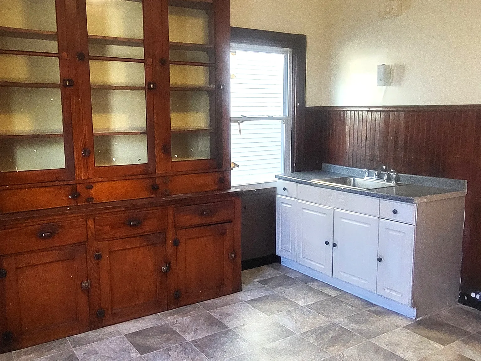 3 bed, $1,300 — Photo 2