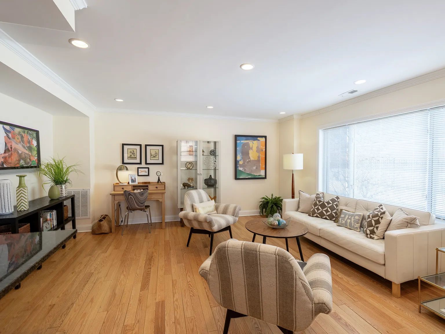 2 bed, 1.5 bath, 984 sqft, $3,720 — Photo 1