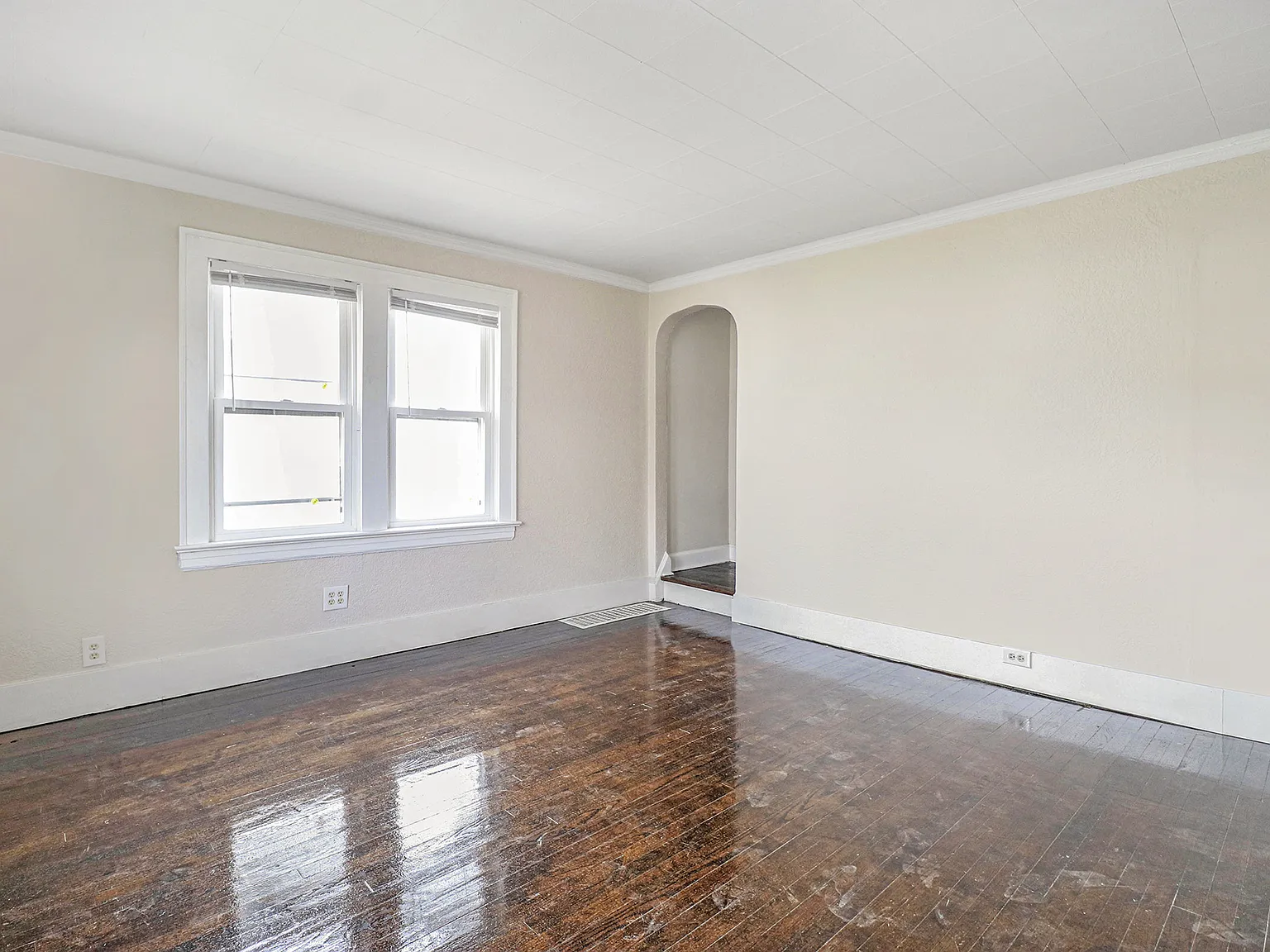 Inviting 3 Bedroom Home — Photo 4