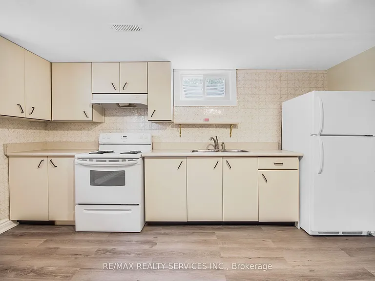 185 Burlington St #BASEMENT — Photo 8
