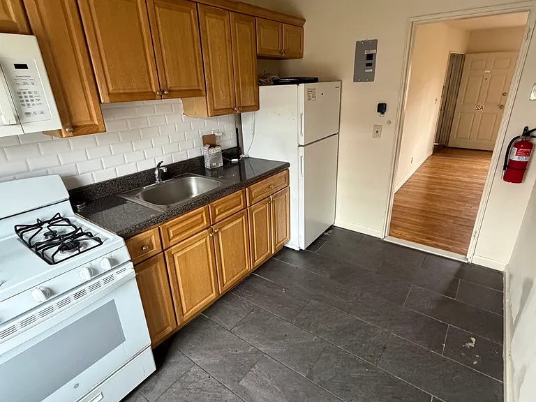 52 Elmwood Ter #B — Photo 10