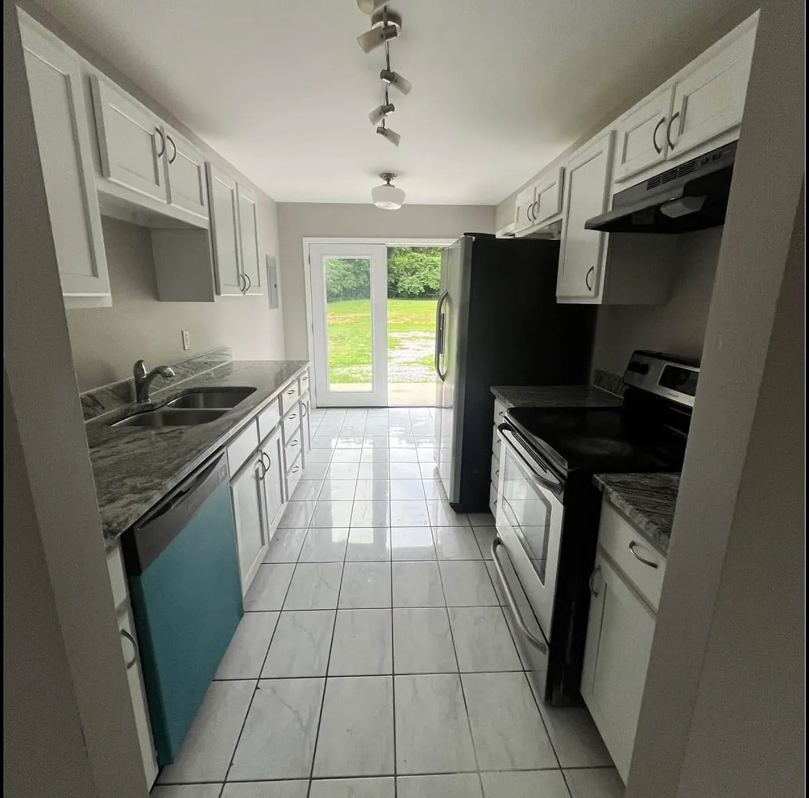 2 bed, 1000 sqft, $1,900 — Photo 2