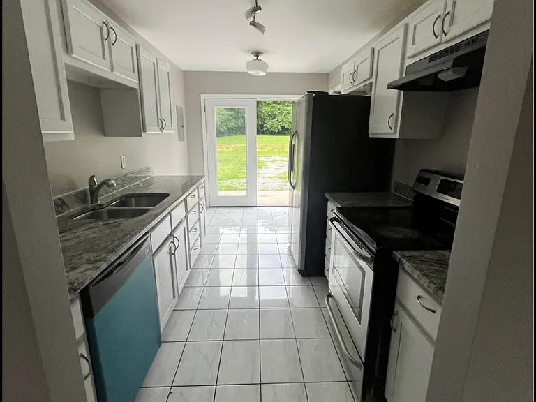 6313 Thunderbird Dr — Photo 2