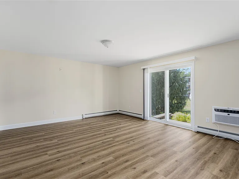 Parkway Cedarhurst Apartments — Photo 23
