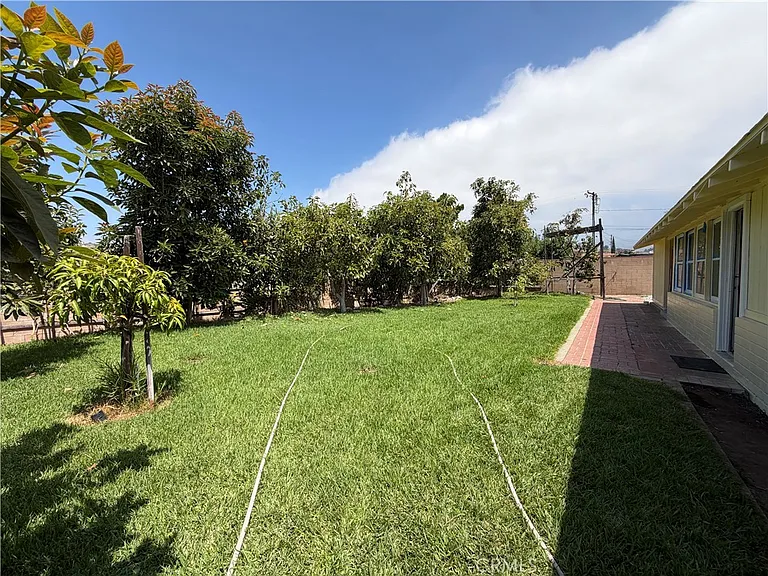 1447 S Valley Center Ave — Photo 33