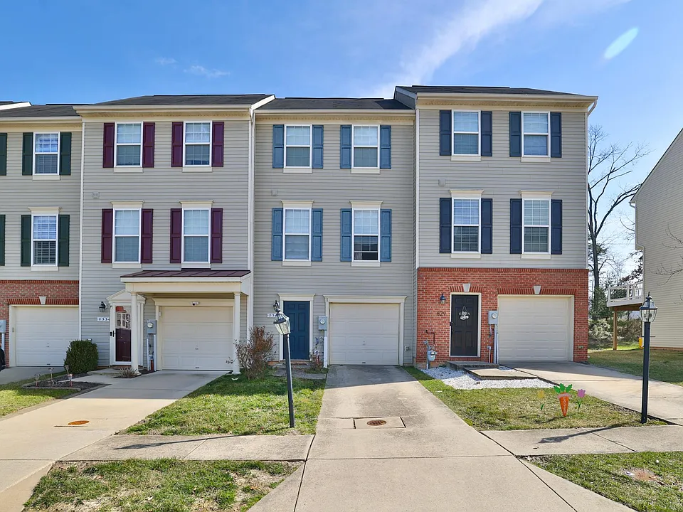 831 Croggan Cres