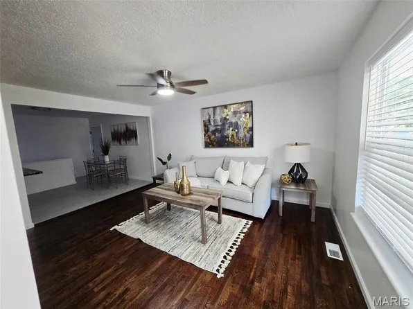 2216 Foggy Bottom Dr, Florissant, MO 63031